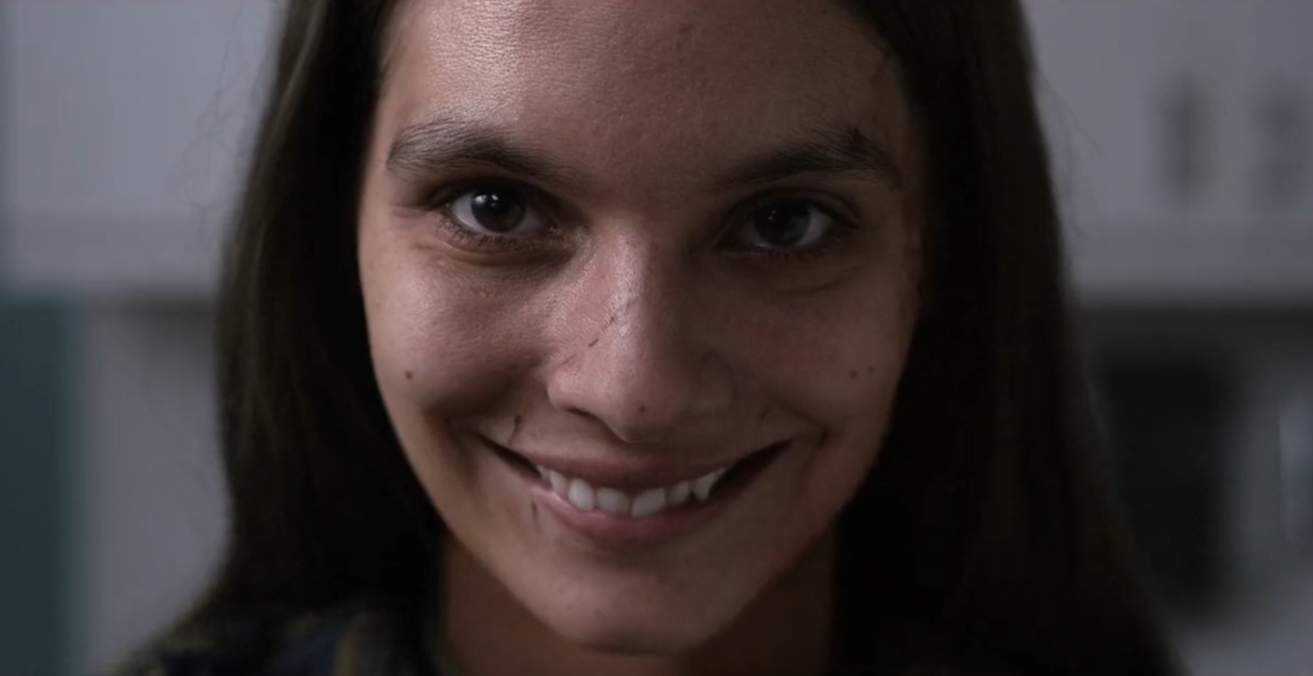 Smile-movie-film-horror-2022-Caitlin-Stasey-trailer
